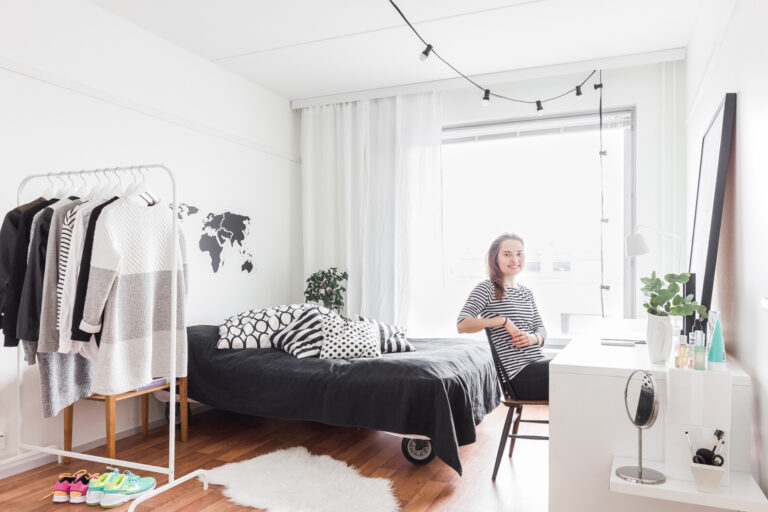 Sofian raikkaasti sisustettu soluhuone