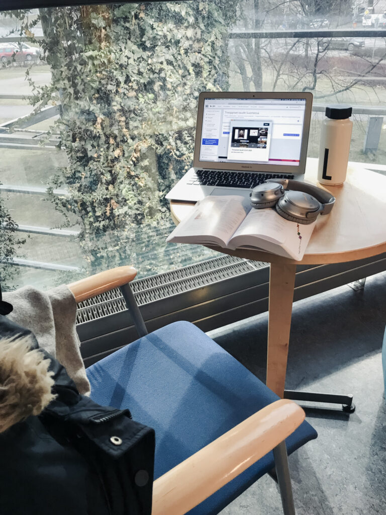 Opiskelupäivä talvipuutarhanäkymin