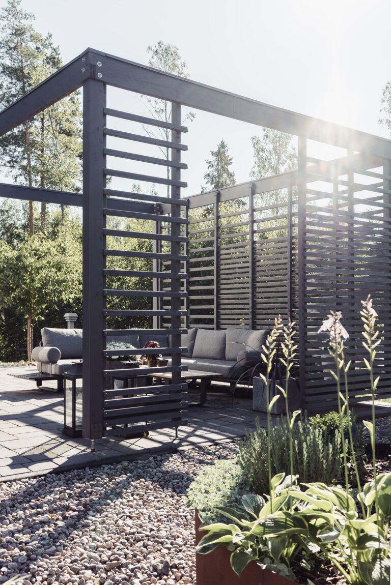 Moderni pergola ja säänkestävä ulkosohva
