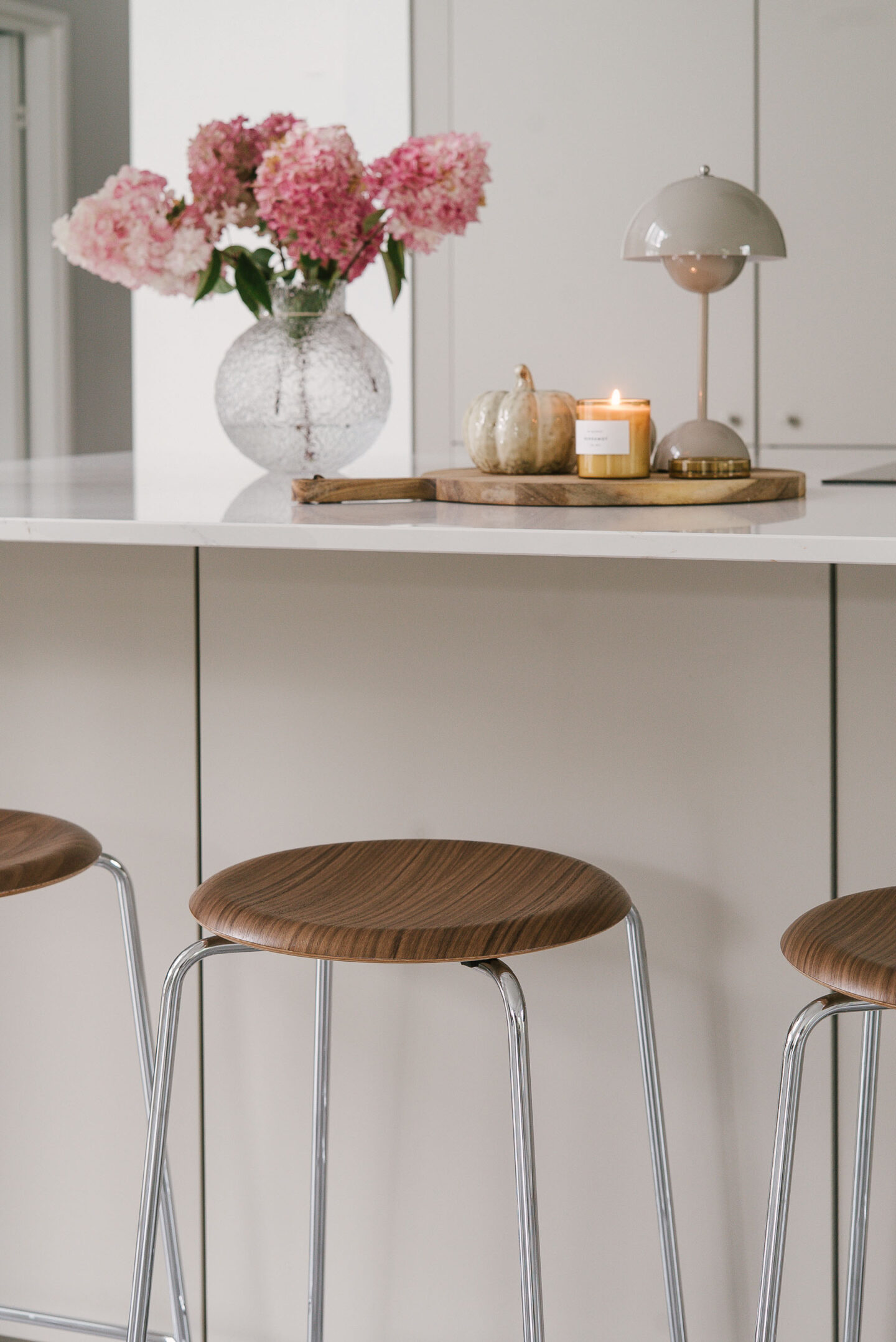 Lähikuva Fritz Hansenin Dot-baarijakkaroista saarekkeen ääressä.