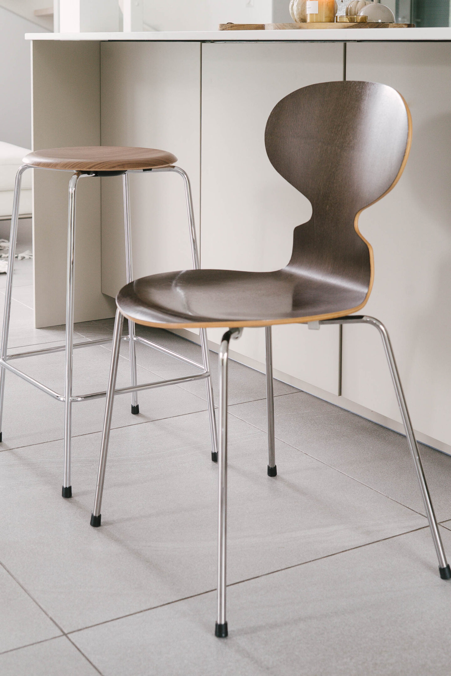 Arne Jacobsenin suunnittelema muurahaistuoli ja Dot-jakkara rinnakkain