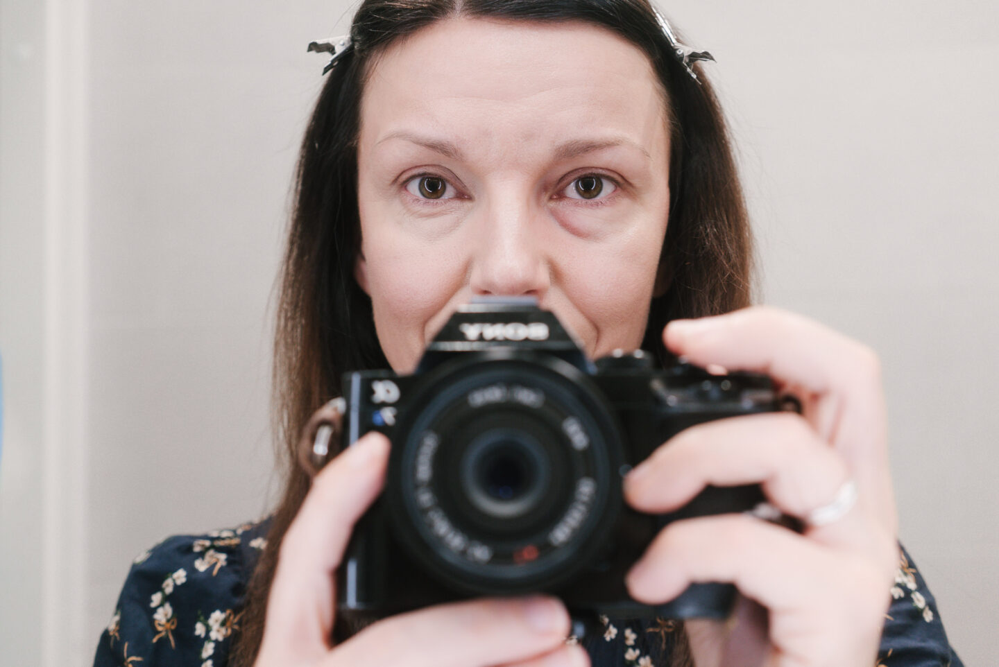 Kuva bloggaajasta, jonka toisen silmän alla on peitevoidetta, toisen ei.