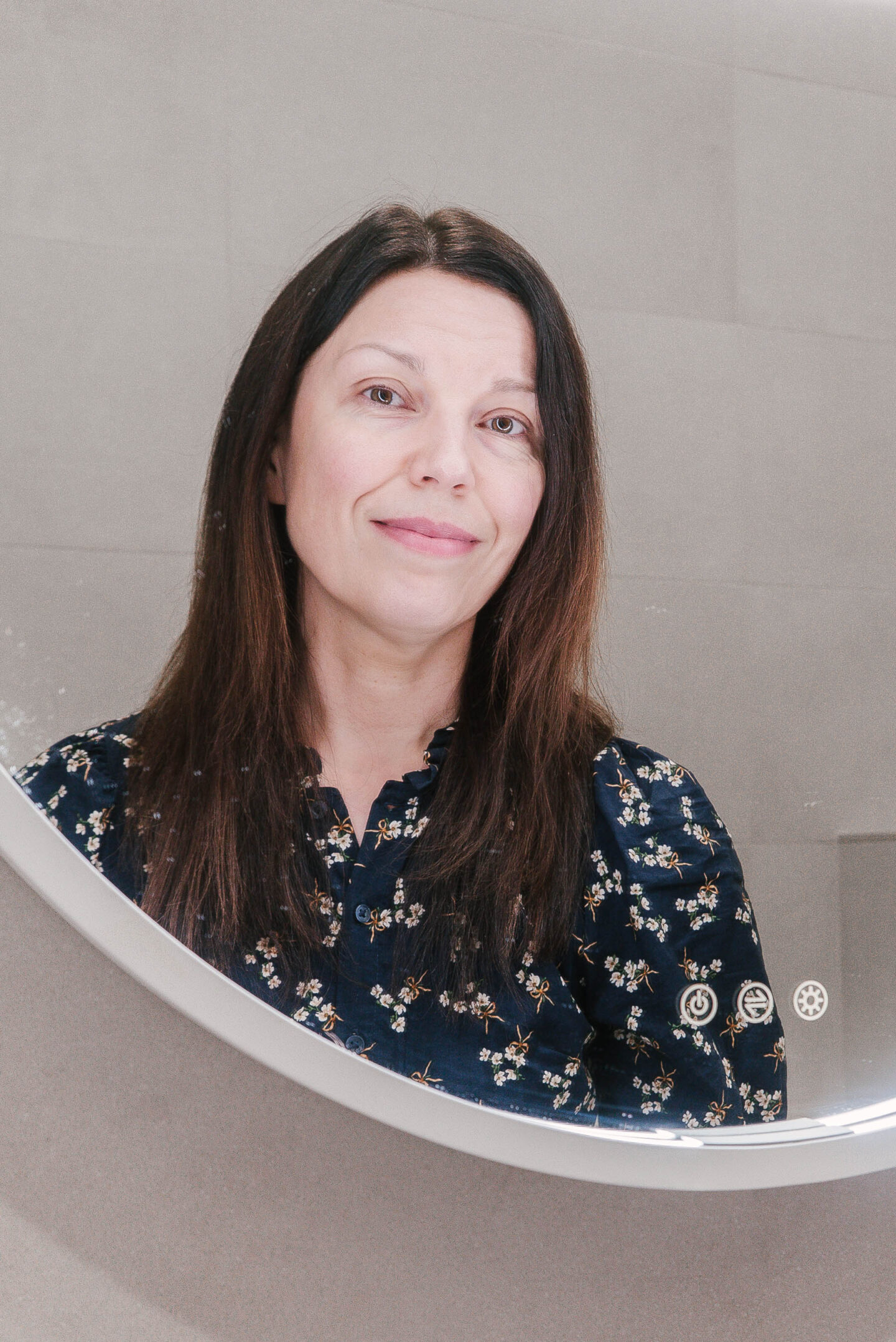 Kuva bloggaajan meikittömistä kasvoista ennen helpon arkimeikin tekoa.