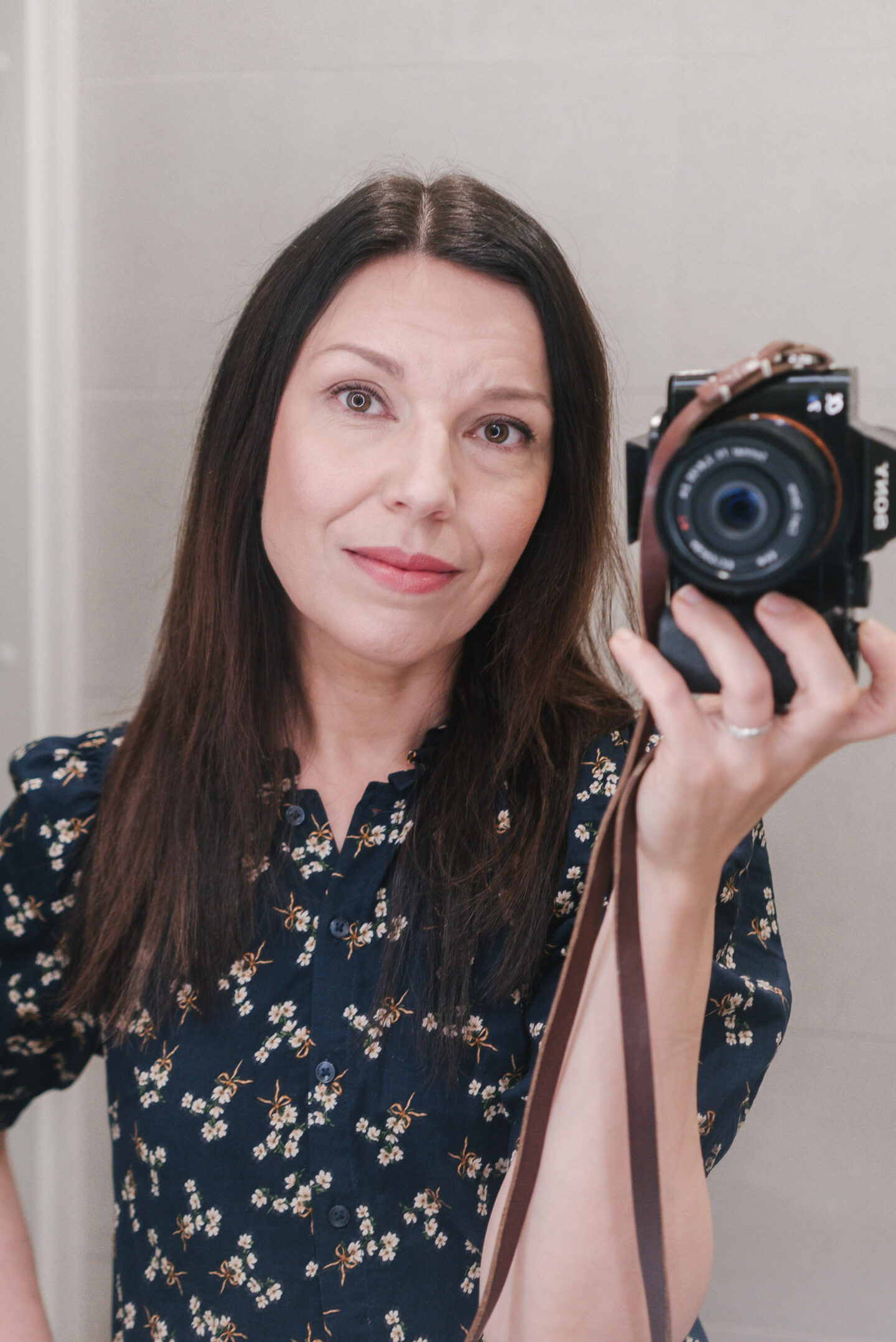 Valmis helppo arkimeikki peilin kautta kuvattuna