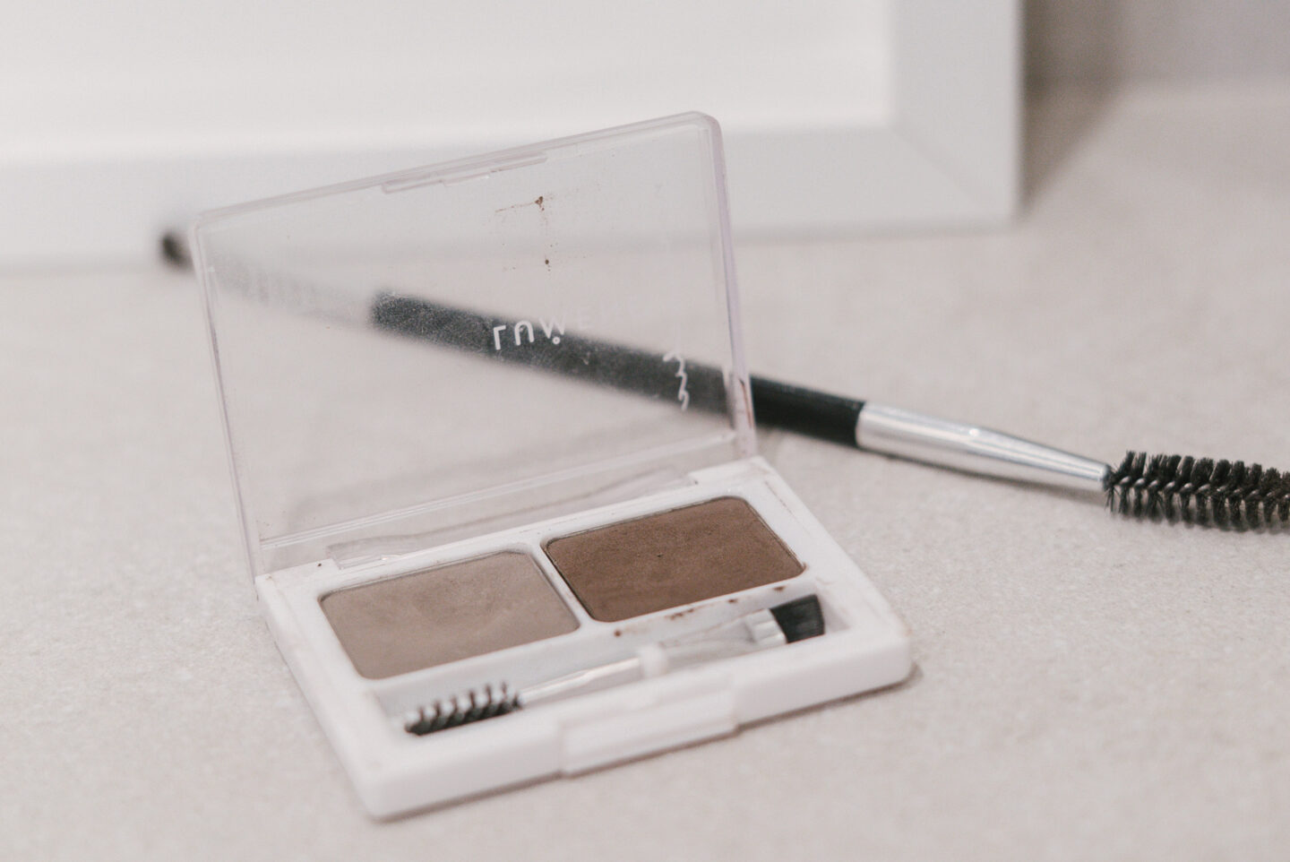 Lumenen kulmaväripaletti ja kulmasivellin