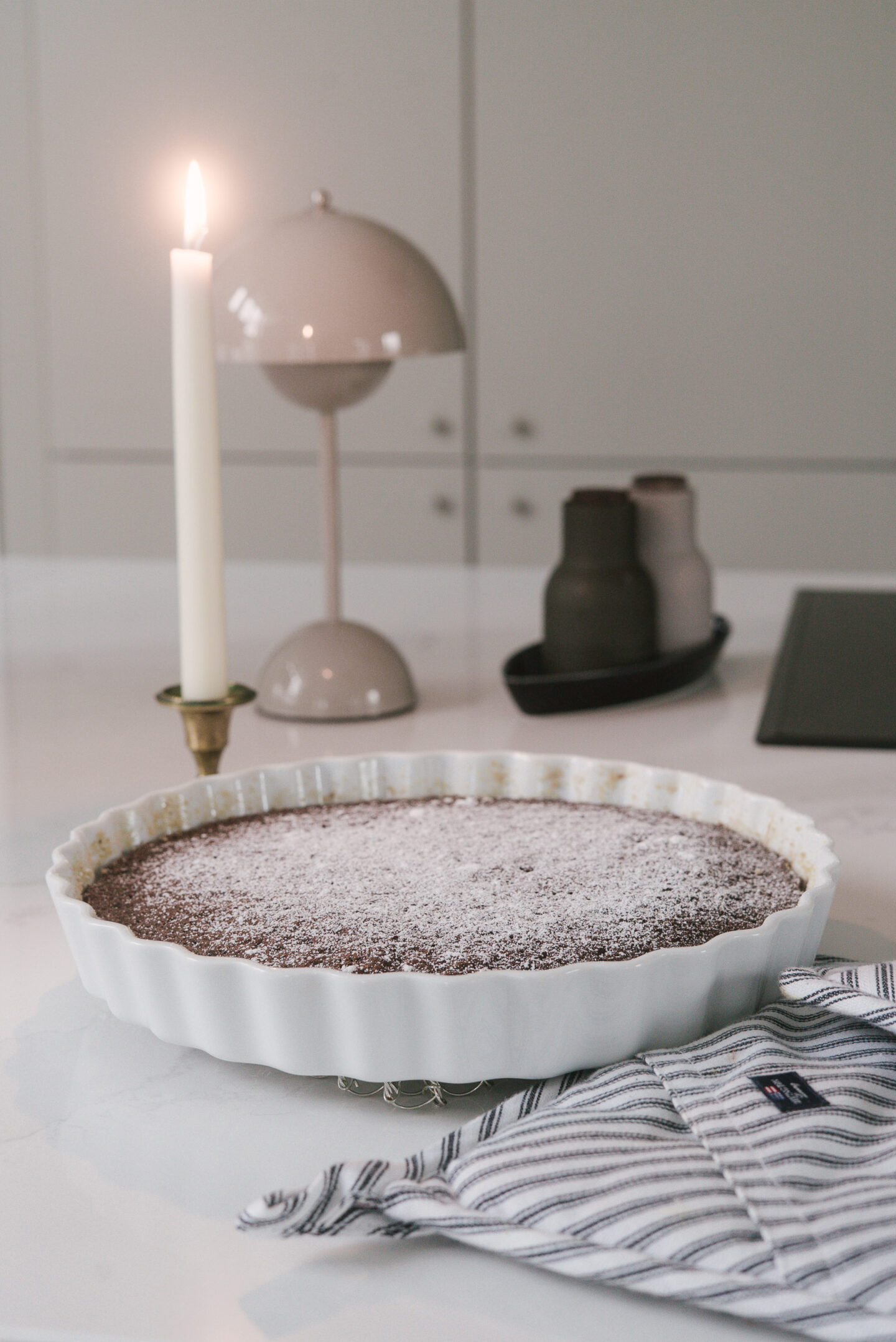 Mutakakku piirakkavuoassa keittiön saarekkeen päällä