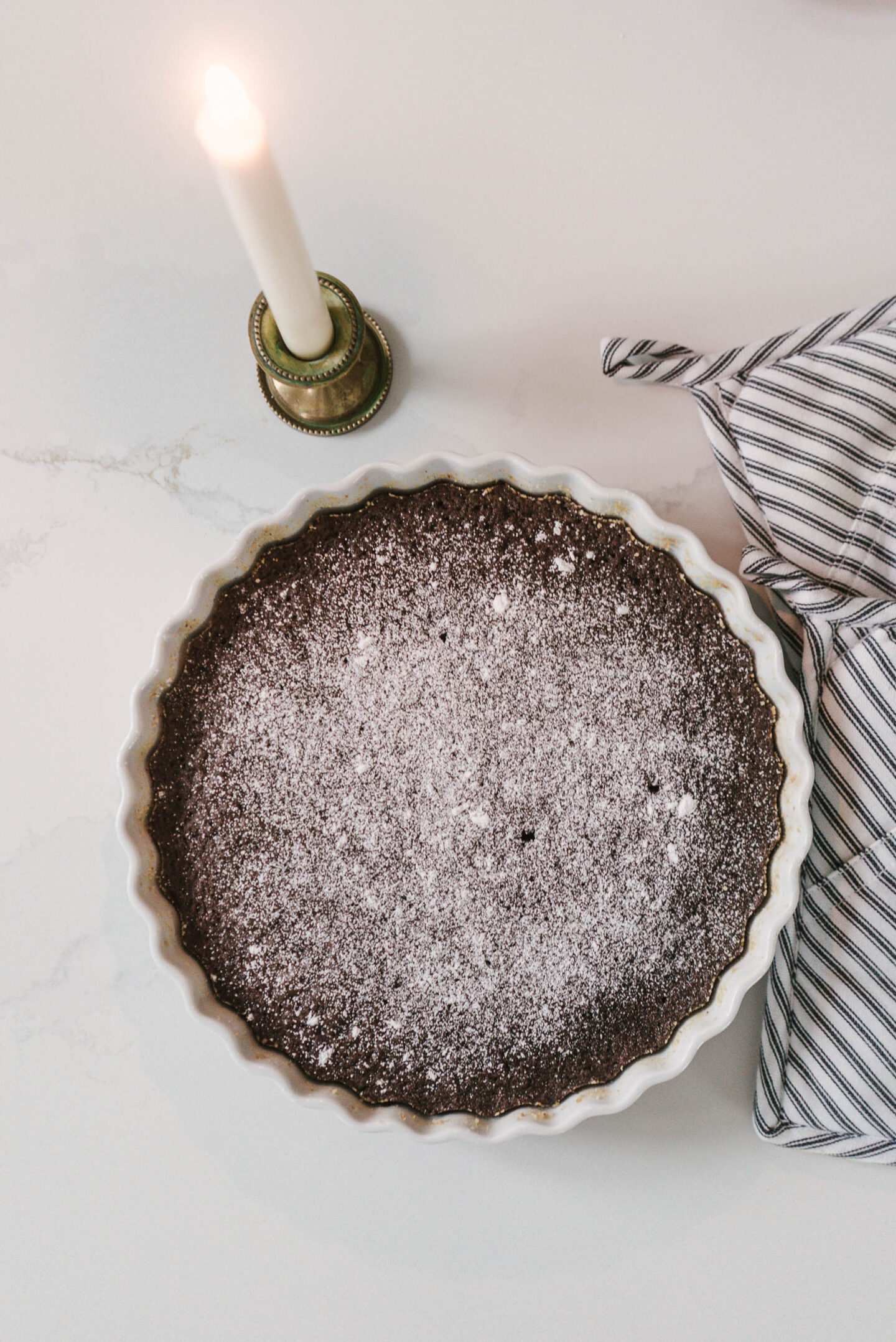 Mutakakku marmoritasolla valkoisessa piirakkavuoassa suoraan ylhäältä päin kuvattuna