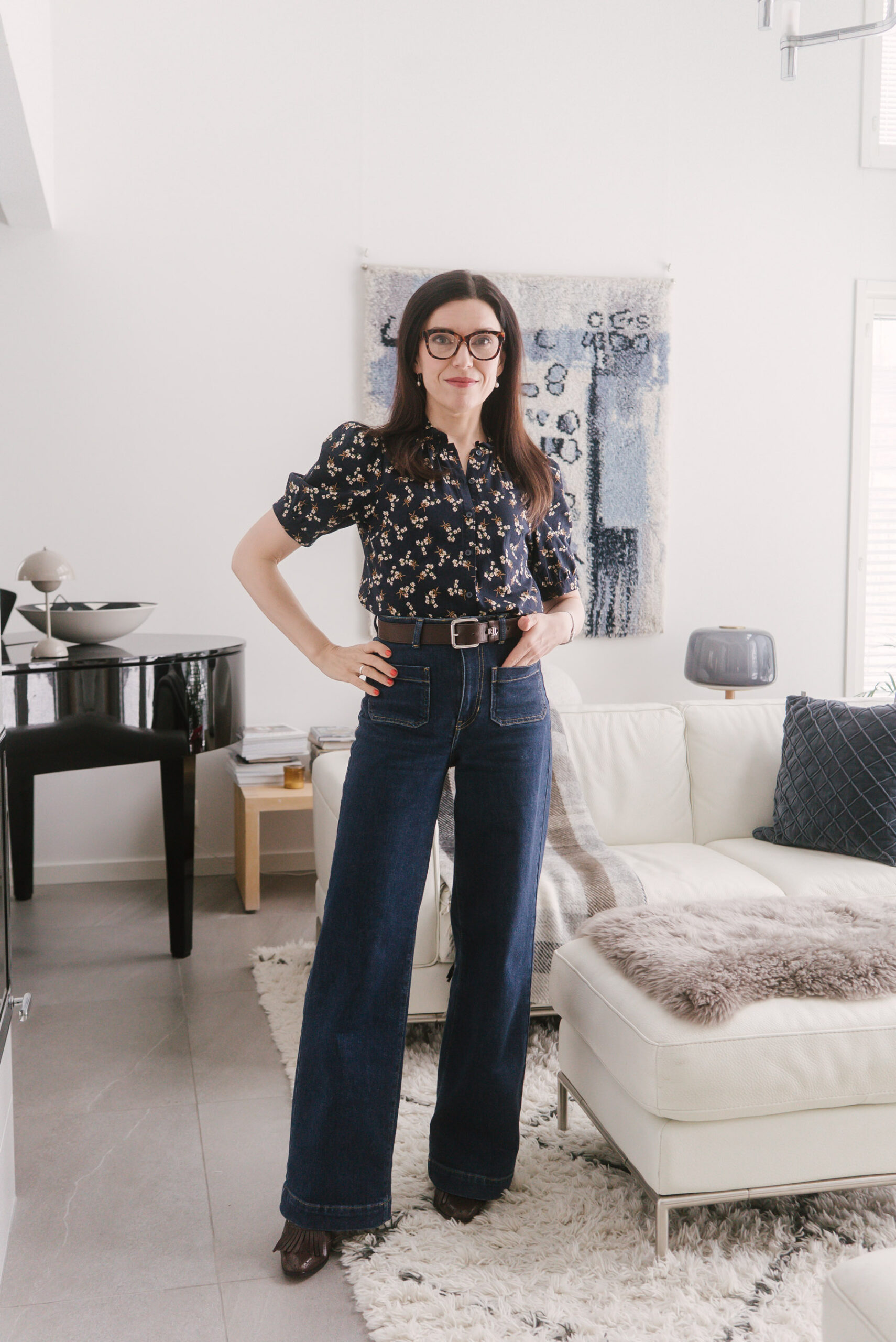 Kaksi työasua ja suositus leveälahkeisista farkuista